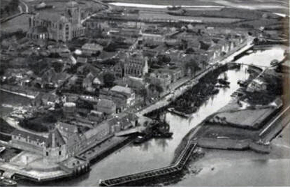 Veere met vissershaven 1960, foto Aerocamera